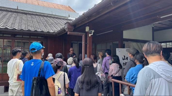 圖說一： 高雄市政府青年局帶領「山海探險隊」學員走讀六龜老街聚落，感受在地歷史脈絡與文化記憶。