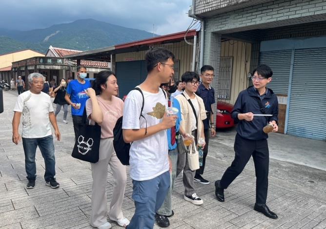 圖說六：青年局長林楷軒(右一)與學員一同走訪六龜山城老街，交流地方創生體驗心得。