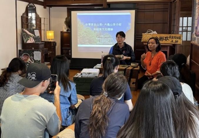 圖說二： 哈娜谷原生野山茶工坊執行長杜寶珍 (圖後右一)向學員與青年局長林楷軒(圖後右二)介紹在地野生山茶，並解說如何從品茗茶湯中瞭解六龜的文化特色與價值。