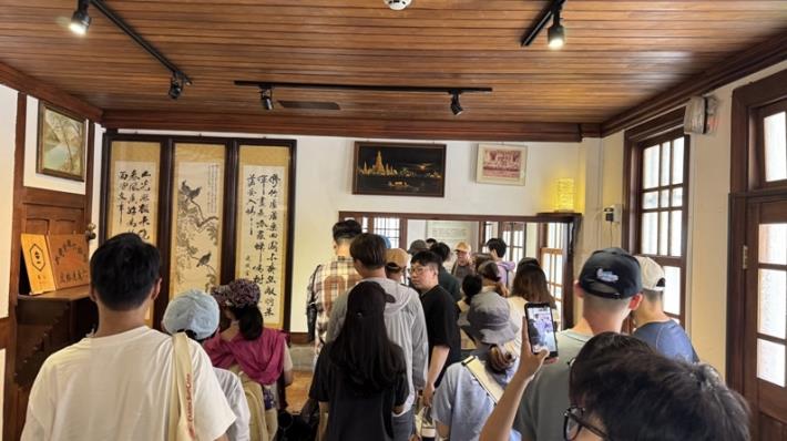 圖說三：  學員走訪六龜百年洪稇源商行，感受當地早年如何在此進行日用雜貨與原民物產交易的歷史背景。