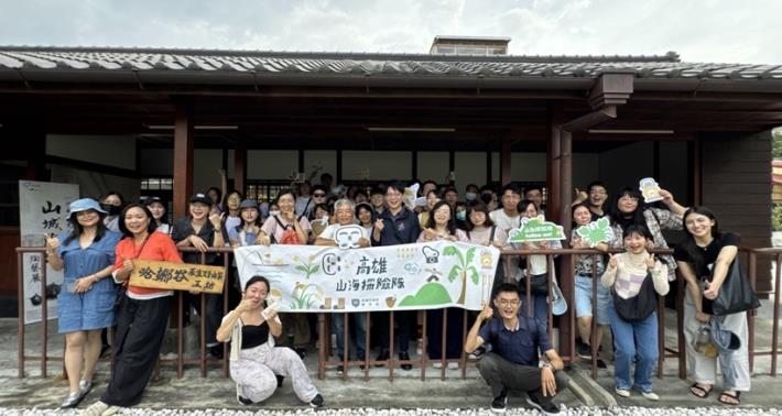 圖說五： 高市青年局「山海探險隊」今（1）日舉辦「亀心職人文化之旅」，帶領青年走讀六龜老街，活動走訪現已改建為「六龜池田屋」的六龜車站，讓青年認識六龜的歷史脈絡與文化記憶，展現地方再造的新風貌。