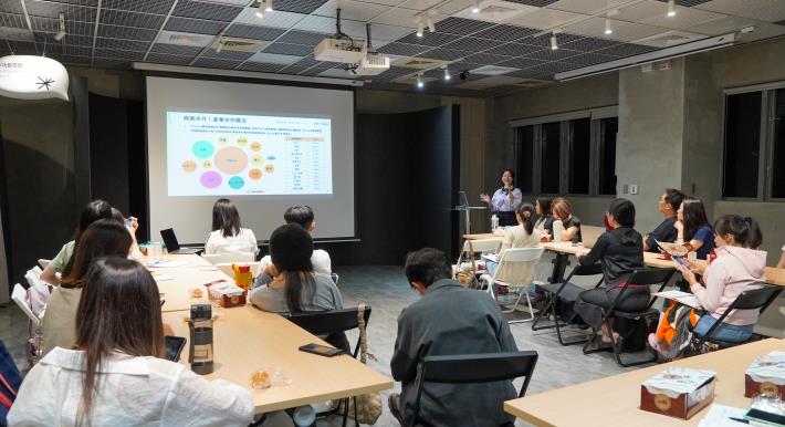 高市青年局「K-TV新媒體人才培育中心」透過「行銷大師養成計畫」系列課程，讓學員與業師面對面交流，吸收第一手實務經驗。凡參加計畫的學員，均可免費參與「新媒體行銷管理師」認證考試，學習與證照一次到位。