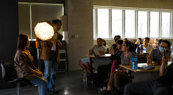 「K-TV 新媒體人才培育中心」定期舉辦新媒體小聚與短影音技能課程，民眾可輕鬆運用青年局資源，學習新媒體實戰技巧。