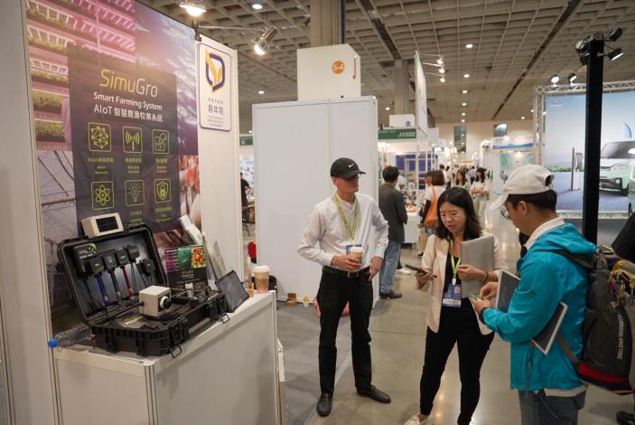 台灣沃特向現場買家解說智慧農業系統，並展示即時數據畫面與設備操作流程。