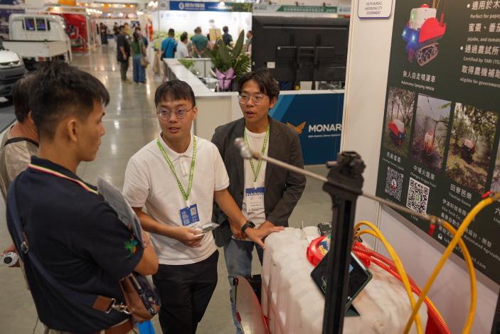 伊凌科技團隊與現場買家熱絡交流，展現青創團隊的豐沛創意與活力。