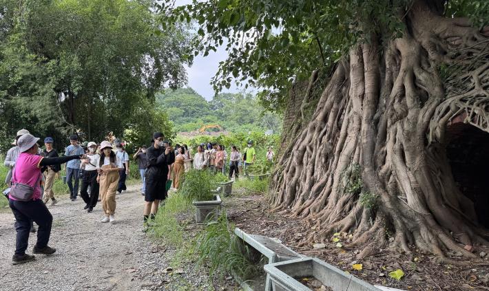 圖說一：高市青年局「山海探險隊」學員隨同初冊文化活動組長陳梅老師（左一）走讀共益磚窯場，認識紅磚產業歷史與工藝文化。