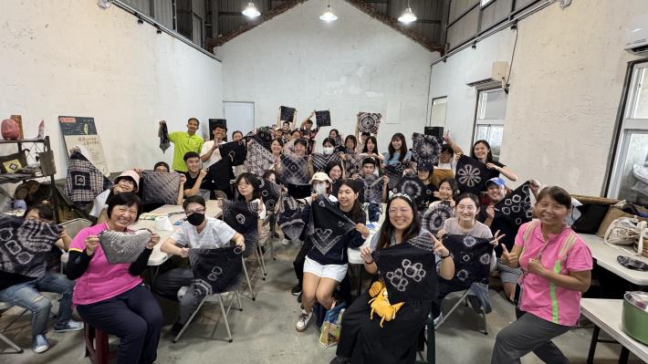 圖說三：學員展示完成的菱角染布作品，呈現在地工藝的創意成果。