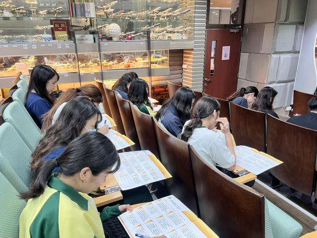 高雄市政府青年局與國立高雄餐旅大學合作辦理「職對你有港覺」計畫，透過校內適性測驗協助學生自我探索，圖為高餐大航空暨運輸服務管理系學生參與測驗情形。
