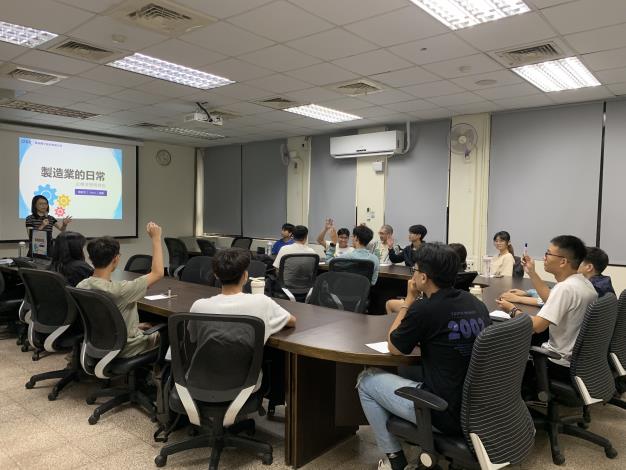 高雄市政府青年局推動「職對你有港覺」計畫，安排業界講師
