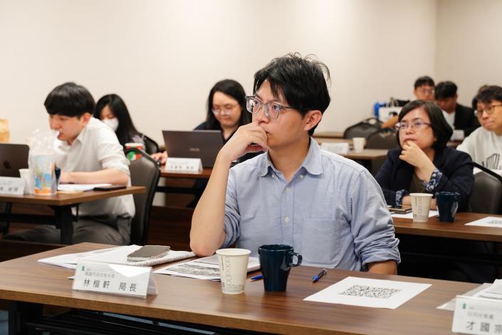 青年局局長林楷軒聆聽青創業者pitch簡報，進一步了解青創業者目標及需求。