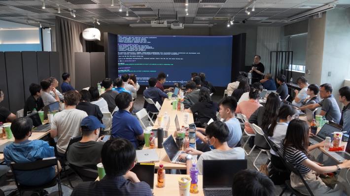 亞馬遜網路服務（AWS）首度南下高雄，在青年局「K-TV新媒體人才培育中心」舉辦生成式AI工作坊，吸引逾25家企業與專業人士到場體驗AI實作。