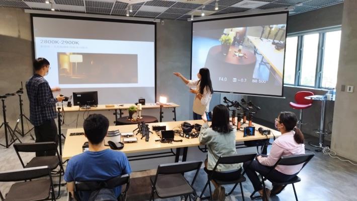 青年學員於「K-TV新媒體人才培育中心」使用專業設備進行創作與交流，展現高雄青年在新媒體領域的蓬勃能量。