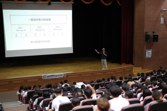 世紀奧美董事總經理張裕昌（演講者）以豐富的行銷與公關經驗，啟發青年認識溝通力的重要性。.JPG