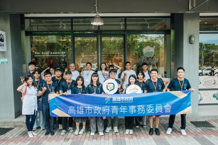 圖說4：高雄市青年事務委員會與嘉義縣青年諮詢委員會成員合影，展現此行跨縣市交流的愉快氛圍