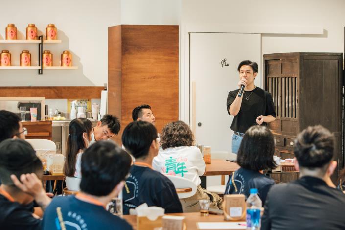 圖說3：嘉義在地青年創業代表張延齊與在座青年代表分享「返嘉創業」歷程，並鼓勵青年帶著熱情回鄉圓夢