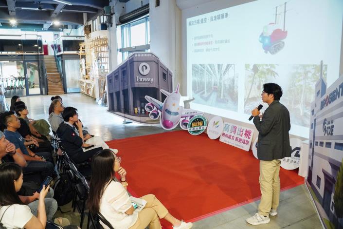 伊凌科技有限公司受高雄市青年局輔導，同時也為創業歸故里團隊，現場分享創業心路歷程。