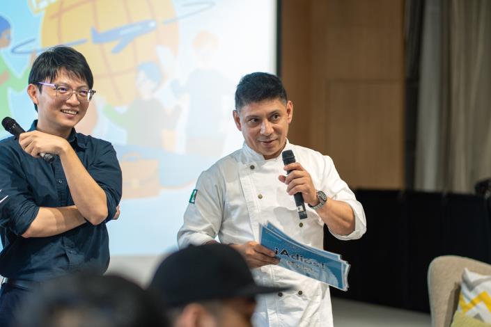 今年8月12日舉辦的第二場國際沙龍，下半場由墨西哥主廚 Manny（右）主講，高市青年局長林楷軒（左）也到場與青年交流，現場氣氛熱烈。
