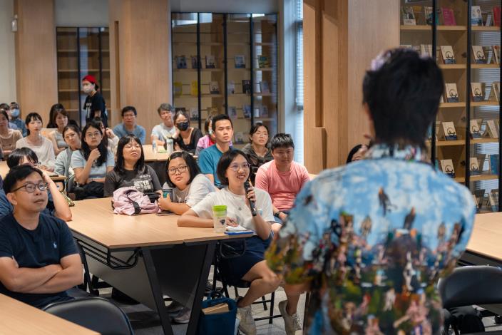 與會青年專注聆聽，並向講者提問交流，展現對跨文化議題的高度興趣。