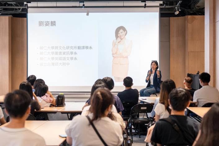 今（21）日舉行的第三場國際沙龍，邀請節目主持人劉姿麟與青年分享口語表達技巧，指導如何清楚傳遞想法與觀點，提升國際交流自信。