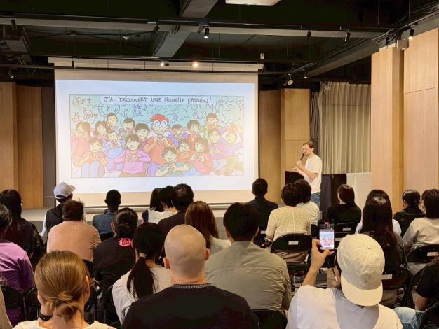 今年7月30日舉辦的首場國際沙龍，邀請台灣作家張人杰與法國藝術家克里斯（Christopher Boyd）（圖中講者）共同分享跨文化創作經驗，啟發青年以多元觀點展現創意。