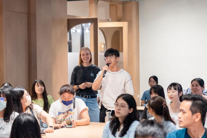 講師鼓勵青年朋友踏出舒適圈，與世界建立連結，拓展國際視野。
