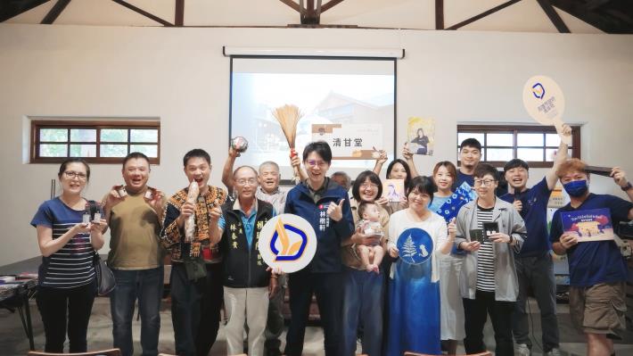 「台浮緣日」將於9月27日至28日在日本福岡縣浮羽市首度舉辦，本週一（22日）參展團隊在「菸仕物所」舉辦行前說明會，高雄市青年局長林楷軒(前排中)特地到場為團隊加油打氣。.