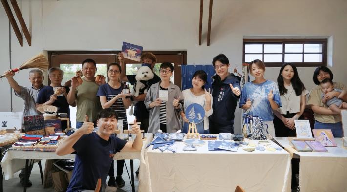 青年局長林楷軒（後排右四）於「台浮緣日」行前說明會中與此行參展的青年品牌合影，並鼓勵團隊把握契機拓展海外市場。