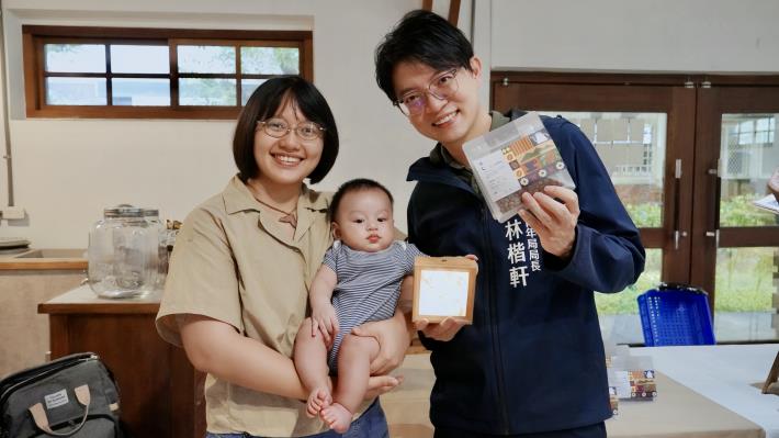 位在桃源復興部落的「漓咖啡」，採用愛玉、紅肉李等當地農產融入產品，不僅延續在地風味，更獲得青年局114年青創補助支持。圖為店主黃槿文（左）與青年局長林楷軒（右）合影。