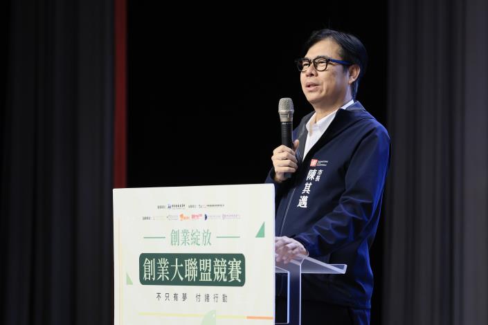 圖說2.高雄市長陳其邁透過分享三個故事，鼓勵新創團隊遇到困難要堅持下去，市府會陪伴青年一起面對挑戰，成為青創業者最堅強的後盾。