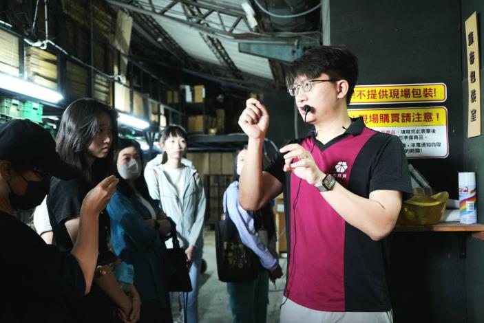 東瑭國際負責人許栢宗（右）解說木工製程及工具五金應用。