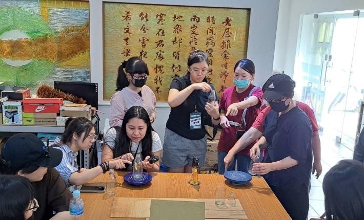 大港經典實務跨界交流，帶領青年設計師深入廠房、設計室與品牌基地，掌握從材料、設計到行銷的完整流程。