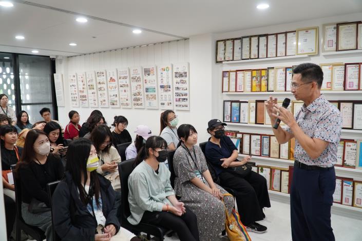 仲威文化創意總經理何正良（右）說明如何運用材質特色與設計美感的結合。