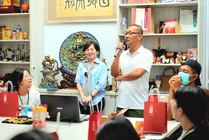 回鄉文創負責人陳世賢啟發學員思考如何在尊重傳統之餘融入創新概念。