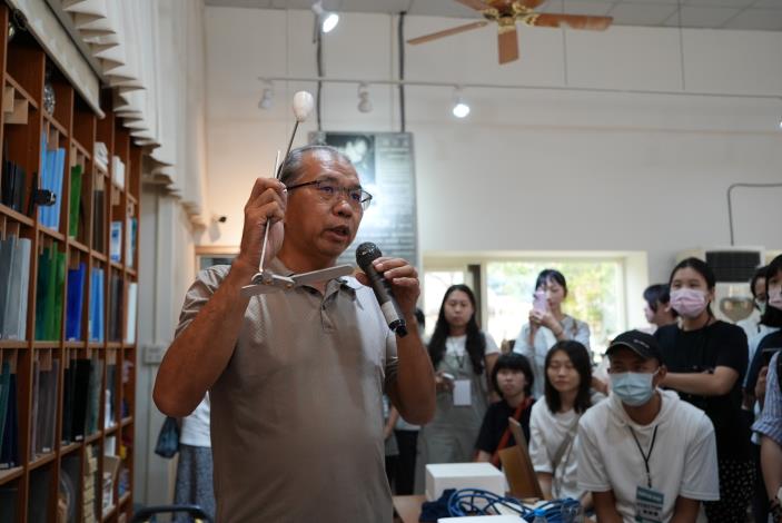 琉創工園主任陳宗漢（左）解析玻璃燒製工具與製程。