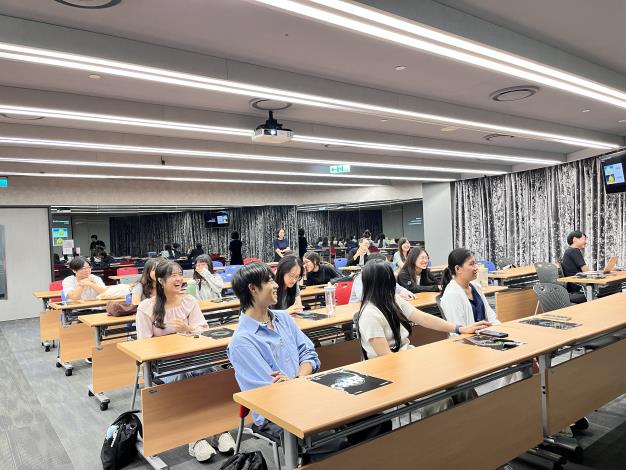 2. 學員專注聆聽勤業眾信團隊分享實務經驗，在互動交流中了解會計服務業的專業職能與產業趨勢。.JPG