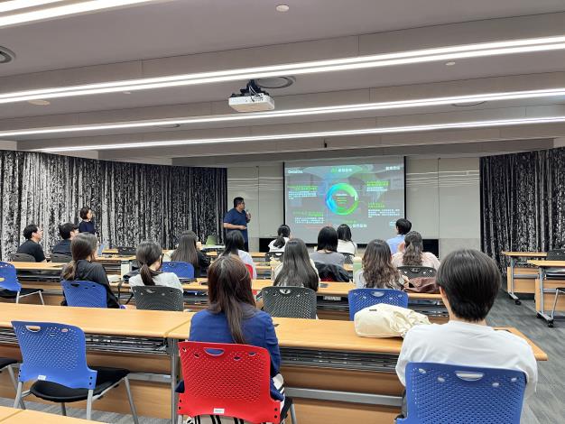 1. 勤業眾信「科技與轉型」團隊介紹事務所四大專業服務，帶領青年學員看見從數字背後到策略顧問的全方位職能。.JPG