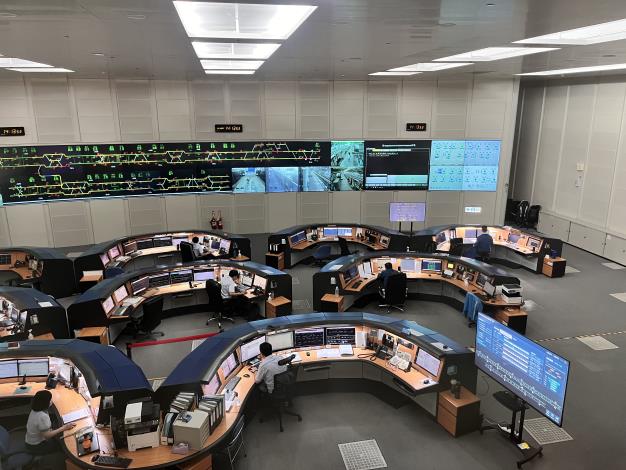 6. 高雄捷運行車控制中心宛如系統的「中樞大腦」，負責全線列車的監控與調度。學員在專業人員導覽下，實地體驗智慧運輸運作流程，感受背後的精密管理與即時應變能力。.JPG