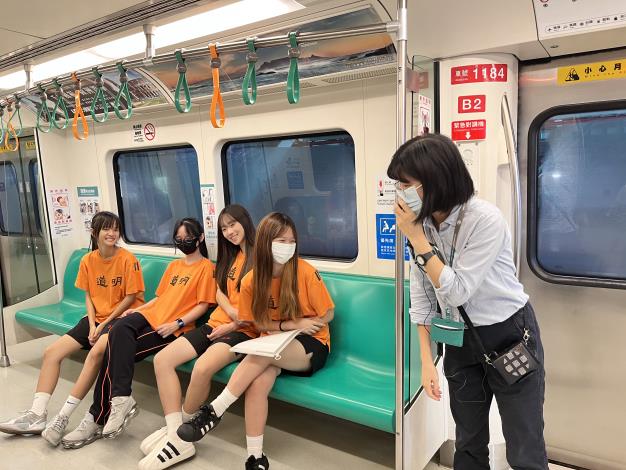 5. 青年參訪高雄捷運機場線，於車廂內聆聽導覽人員解說系統運作，認識軌道交通的安全管理與營運模式。.JPG