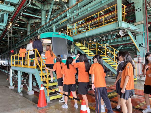 4. 學員走進高雄捷運南機廠，實地了解列車維修與智慧運輸的運作機制，深刻認識公共運輸背後的專業管理模式。.JPG