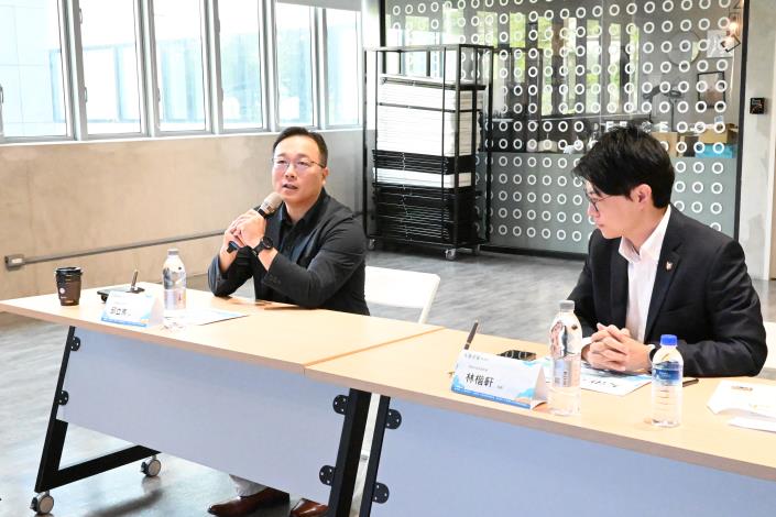 圖1：全聯實業高屏處長邱立宗（左）向高市青年局長林楷軒（右）介紹企業文化與人才培育方向。