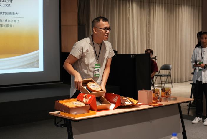 青年團隊進行最終提案簡報，以創新設計思維展示品牌升級構想，現場氣氛熱烈。