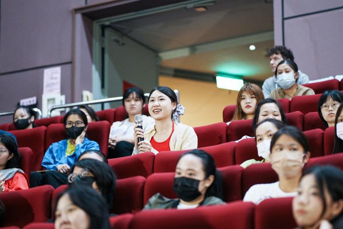 圖說五：青年踴躍發問，與三位講者熱烈交流，在對談中啟發多元思維與國際視野。