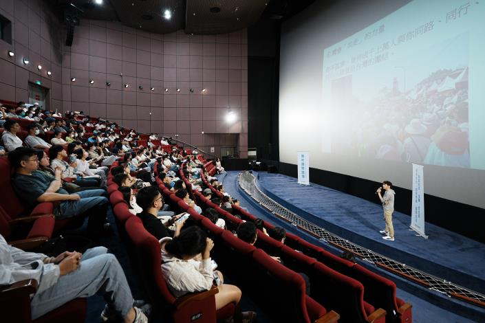 圖說三：法台文化大使吉雷米（Rémy Gils）以西班牙朝聖之路的經歷，啟發青年思考人生目標與職涯方向。