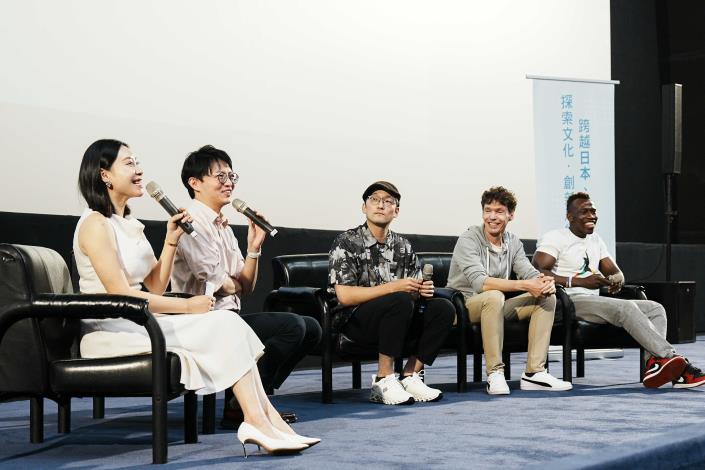 圖說六：青年局長林楷軒（左二）上台與 IKU 老師 （ 佐藤生）（中）、吉雷米 （Rémy Gils）（右二）及哇洗嘉明 （右一）交流互動，並回應現場青年朋友各式問題，討論相當熱烈。