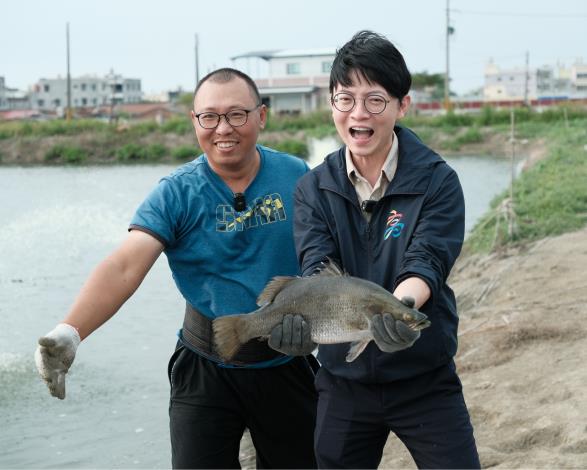 圖2. 青年局長林楷軒（右）訪視魚塭，養殖達人許懷聰（左）現場解說金目鱸魚養殖情形，並展示平均重達4斤的肥美鱸魚，展現高雄優質水產能量。