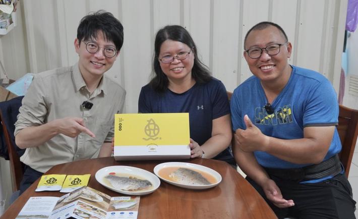 圖1. 青年局長林楷軒（左）親訪彌陀青漁品牌「鱸好家」，與青創夫妻葉芳（中）及許懷聰（右）交流創業歷程。.JPG