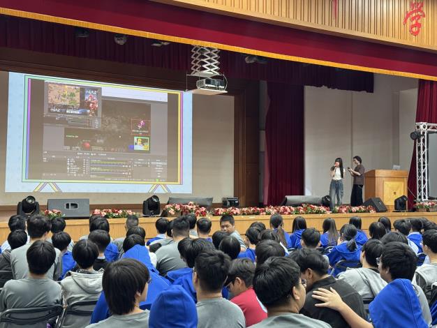 圖5. 青年局於立志中學舉辦「電競產業 ft. KOL 校園講座」，邀請知名電競KOL與學生分享如何經營自媒體，吸引眾多學生熱情參與，現場氣氛熱烈。