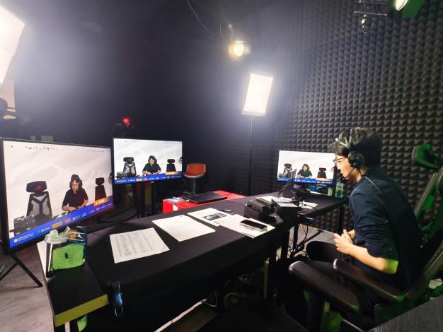 圖1. 高市青年局長林楷軒實地勘查學生播報實習環境，關心學員培訓進度與學習狀況。