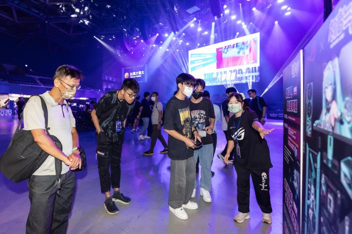 圖6. 學員於「2025六都電競總決賽」現場參與實習，實際了解賽事製播與執行流程，累積第一線產業經驗。