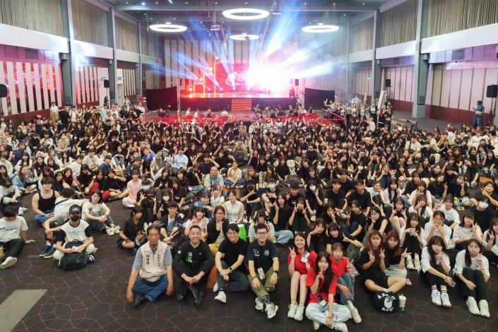 二、萬聖惡作祭盛大舉行，青年局長林楷軒（前排左三）與所有熱舞社團合影，現場氣氛熱烈。